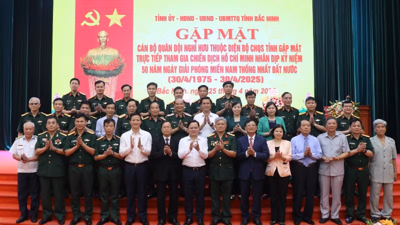 Các đại biểu chụp ảnh lưu niệm.