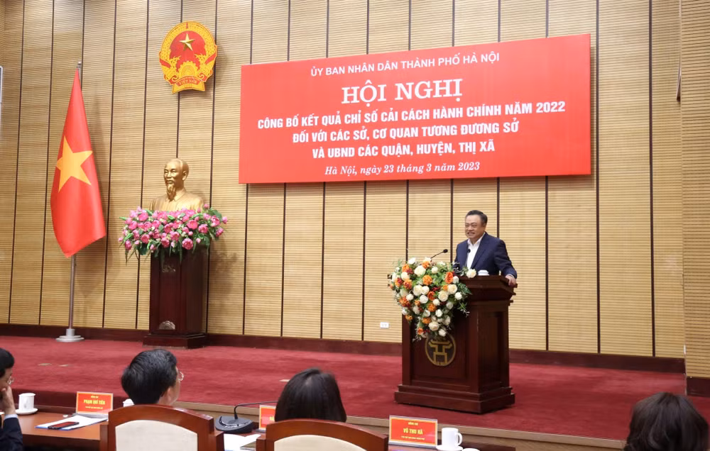 Chủ tịch Ủy ban nhân dân thành phố Hà Nội phát biểu chỉ đạo hội nghị.