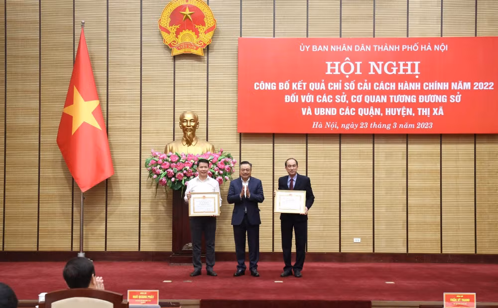 Chủ tịch Ủy ban nhân dân thành phố Hà Nội Trần Sỹ Thanh tặng Bằng khen hai đơn vị dẫn đầu chỉ số cải cách hành chính của thành phố.