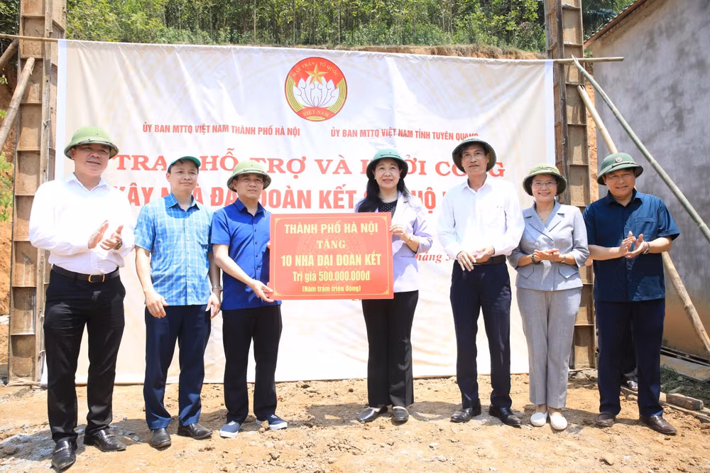 Ủy ban mặt trận tổ quốc thành phố Hà Nội trao tặng Mặt trận tổ quốc tỉnh Tuyên Quang 500 triệu đồng, hỗ trợ xây dựng nhà đại đoàn kết.