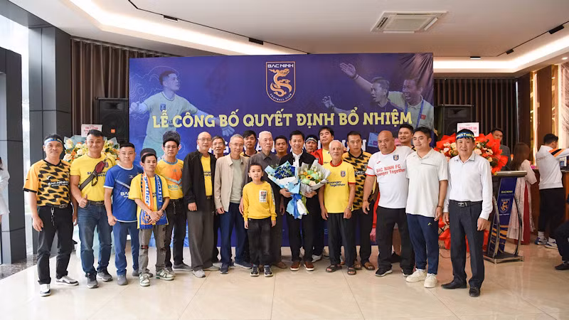 Huấn luyện viện trưởng Hoàng Anh Tuấn chụp ảnh lưu niệm cùng các cổ động viên.