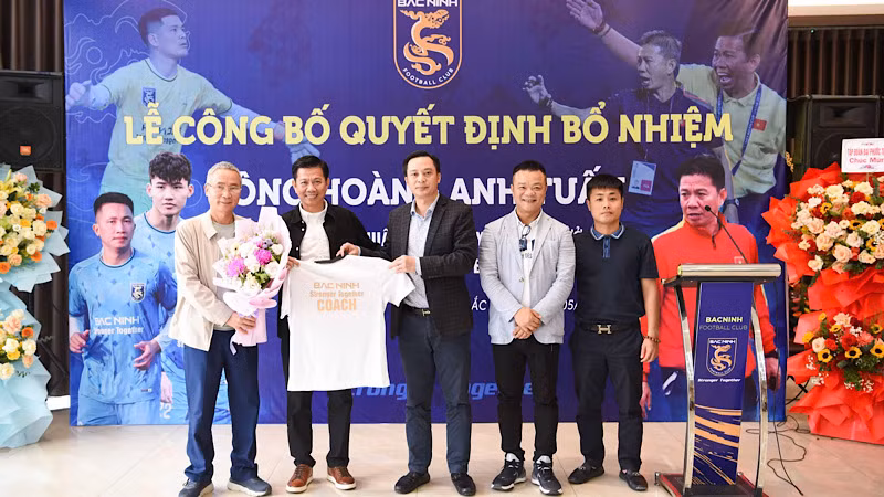Huấn luyện viên Hoàng Anh Tuấn nhận áo Huấn luyện viên trưởng tại Câu lạc bộ Bóng đá Bắc Ninh.