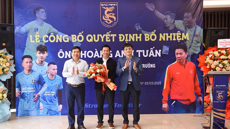 Đại diện Sở Văn hóa, Thể thao và Du lịch tỉnh Bắc Ninh chúc mừng tân Huấn luyện viên trưởng Câu lạc bộ bóng đá Bắc Ninh.