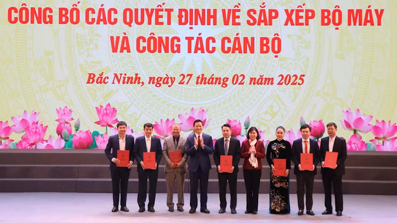 Trao Quyết định thành lập Sở Tài chính và bổ nhiệm lãnh đạo sở.