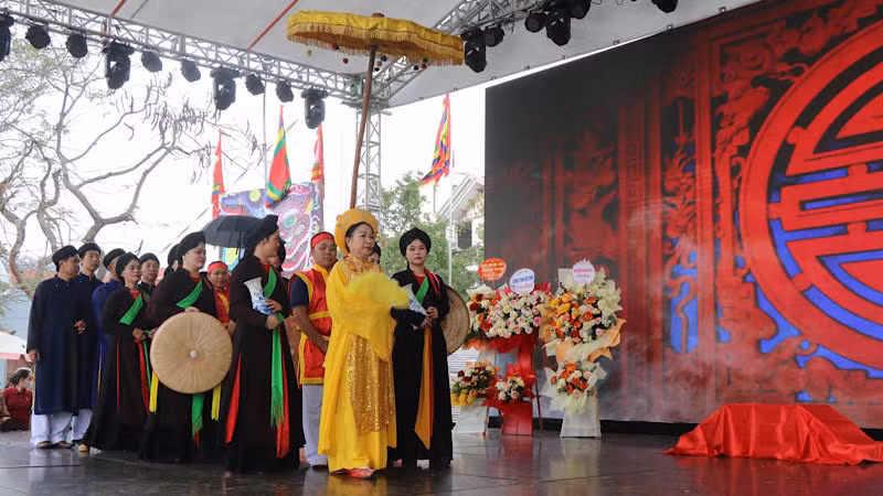 Màn tái hiện sự tích Vua Bà phát lệnh mở hội Xuân.