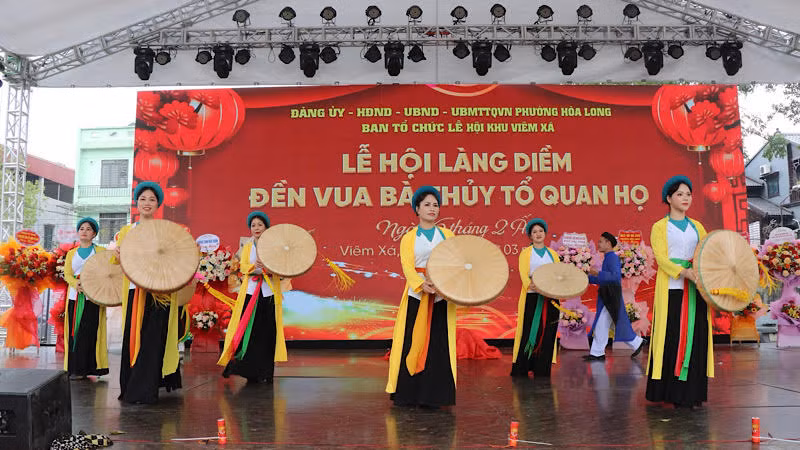 Tiết mục quan họ trong lễ hội.