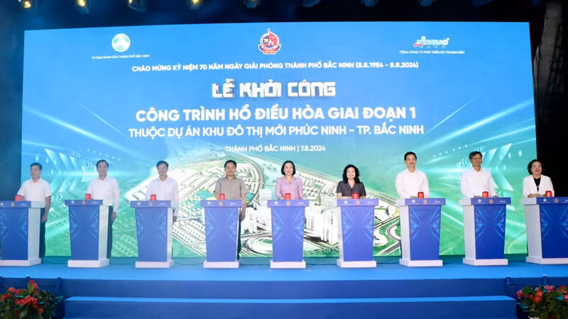 Phó Chủ tịch Quốc hội Nguyễn Thị Thanh và lãnh đạo tỉnh Bắc Ninh nhấn nút khởi công công trình chào mừng kỷ niệm 70 năm ngày Giải phóng thành phố Bắc Ninh.