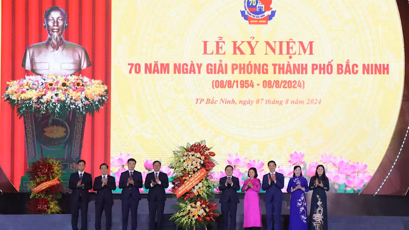 Lãnh đạo tỉnh Bắc Ninh tặng hoa, chúc mừng thành phố Bắc Ninh.