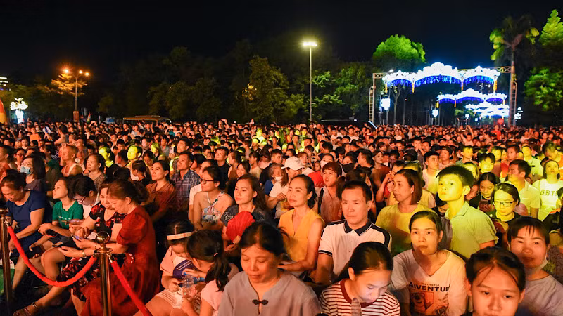 Đông đảo người dân tới chung vui trong ngày kỷ niệm 70 năm Giải phóng thành phố.