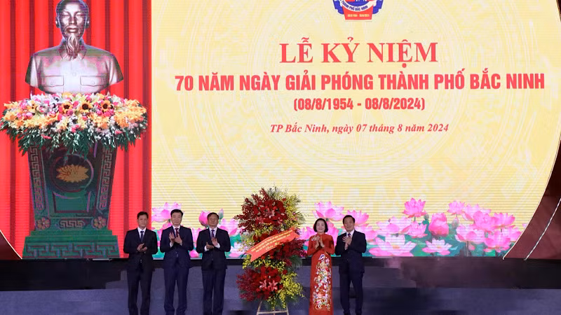 Phó Chủ tịch Quốc hội tặng hoa chúc mừng kỷ niệm 70 năm ngày Giải phóng thành phố Bắc Ninh.