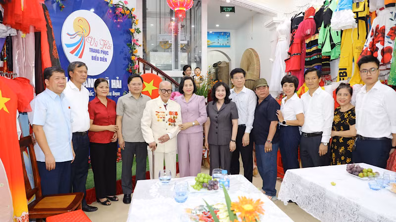 Phó Chủ tịch Quốc hội Nguyễn Thị Thanh (thứ 6 từ trái qua), Bí thư Tỉnh ủy Nguyễn Anh Tuấn (thứ 4 từ trái qua) chụp ảnh lưu niệm với đồng chí Vũ Quang và gia đình.