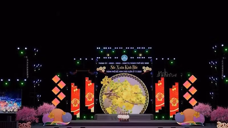 Chương trình nghệ thuật đặc biệt “Sắc Xuân Kinh Bắc-thành phố Bắc Ninh chào Xuân Ất Tỵ” thu hút đông đảo người dân và du khách đến thưởng thức.