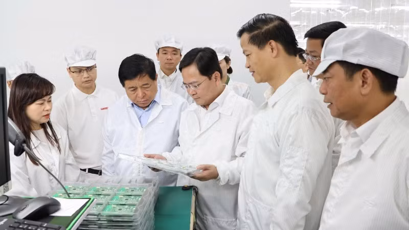 Phó Thủ tướng Nguyễn Chí Dũng cùng lãnh đạo tỉnh Bắc Ninh đến thăm, làm việc với Công ty cổ phần sản xuất gia công và xuất nhập khẩu Hanel (Hanel PT) tại Khu công nghiệp Tiên Sơn, tỉnh Bắc Ninh. 