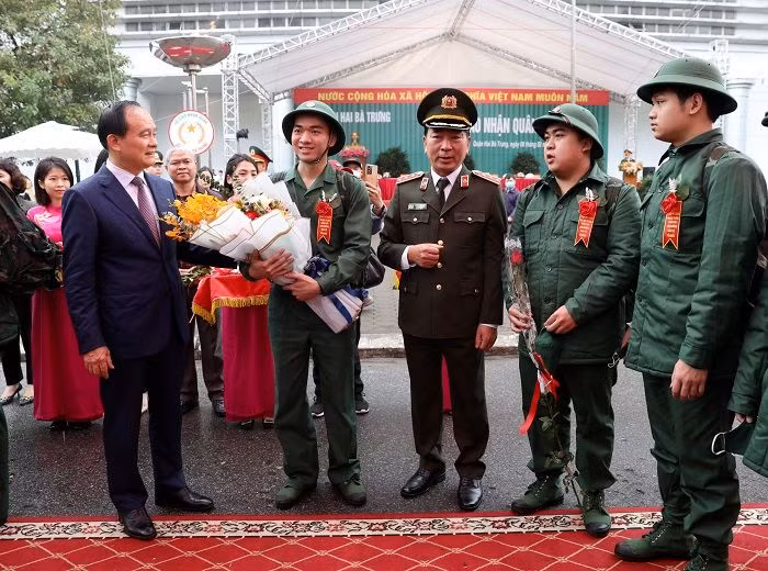 Thượng tướng Trần Quốc Tỏ, Thứ trưởng Bộ Công an và Chủ tịch Hội đồng nhân dân thành phố Hà Nội Nguyễn Ngọc Tuấn tặng hoa động viên các tân binh.