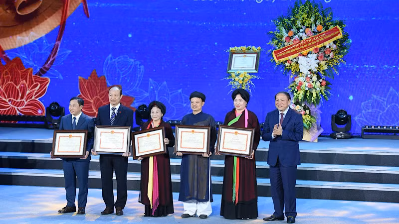 Các tập thể vinh dự được khen thưởng dịp này.