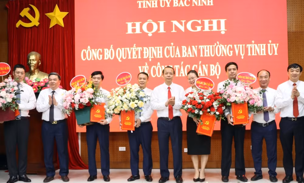 Lãnh đạo Tỉnh ủy Bắc Ninh tặng hoa chúc mừng các đồng chí nhận nhiệm vụ mới.