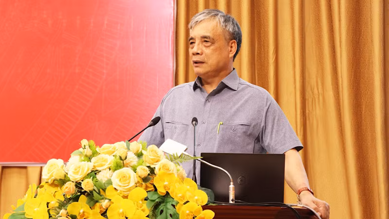 Phó Giáo sư, Tiến sĩ Trần Đình Thiên thông tin chuyên đề tại Hội nghị.