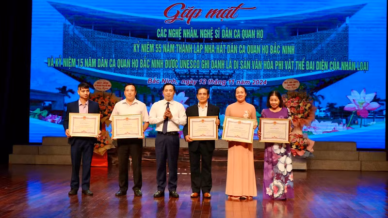 Khen thưởng các tập thể đạt thành tích xuất sắc trong bảo tồn và phát huy giá trị di sản của Dân ca Quan họ Bắc Ninh.