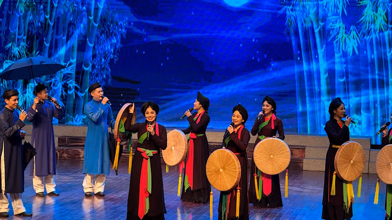 Các nghệ sĩ, diễn viên Nhà hát Dân ca Quan họ Bắc Ninh biểu diễn tại chương trình gặp mặt.