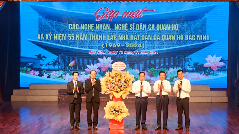 Lãnh đạo Sở Văn hóa, Thể thao và Du lịch tặng hoa chúc mừng Kỷ niệm 55 năm thành lập Nhà hát Dân ca Quan họ Bắc Ninh.