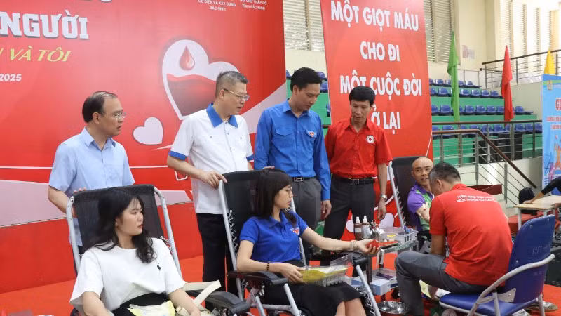 Các đại biểu thăm hỏi, biểu dương các đoàn viên, thanh niên tham gia hiến máu.