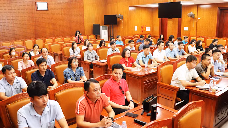 Các học viên tham gia lớp bồi dưỡng nhận thức về Đảng.