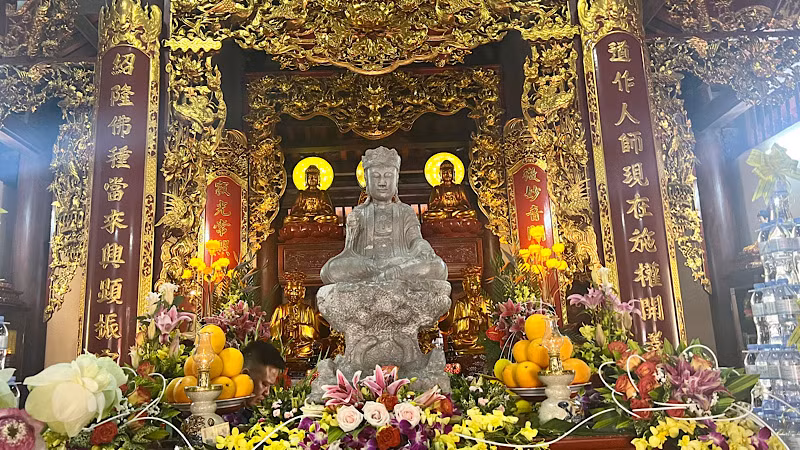 Bảo vật quốc gia được trưng bày trang trọng để người dân và phật tử tới tham quan, chiêm bái.