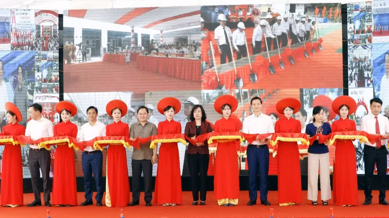 Các đại biểu cắt băng khánh thành dự án Đầu tư xây dựng mở Bệnh viện Sản-Nhi, thành phố Bắc Ninh.