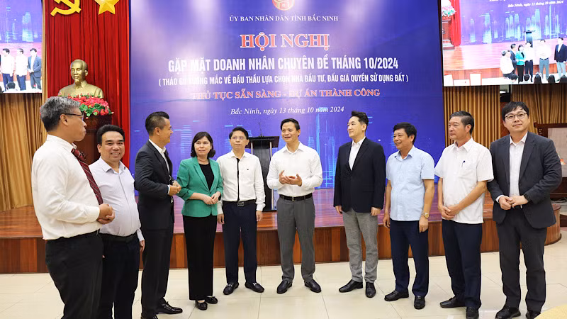 Các đại biểu trao đổi trong khuôn khổ hội nghị.