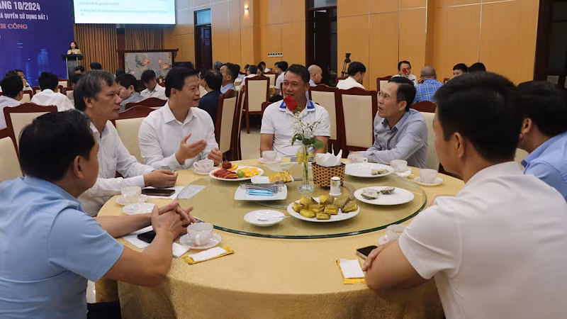 Chủ tịch Ủy ban nhân dân tỉnh Bắc Ninh Vương Quốc Tuấn (thứ ba từ trái qua) trao đổi cùng các doanh nghiệp.