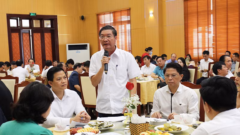 Giám đốc Sở Kế hoạch và Đầu tư giải đáp thắc mắc của doanh nghiệp.