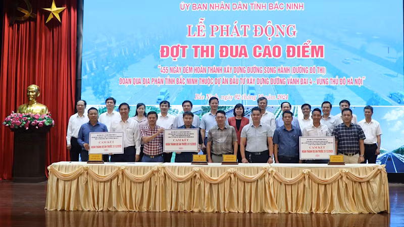 Các chủ đầu tư, nhà thầu ký cam kết thi đua.
