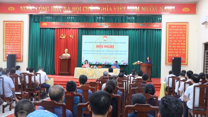 Đồng chí Đào Hồng Lan, Ủy viên Trung ương Đảng, Bộ trưởng Y tế tiếp xúc cử tri tại xã Văn Môn, huyện Yên Phong.