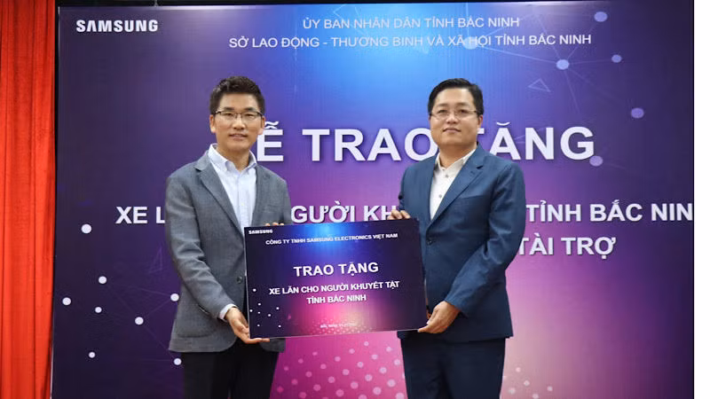 Đại diện Công ty Samsung Electronics Việt Nam trao biểu trưng xe lăn dành tặng người khuyết tật. Đại diện Công ty Samsung Electronics Việt Nam trao biểu trưng xe lăn dành tặng người khuyết tật.