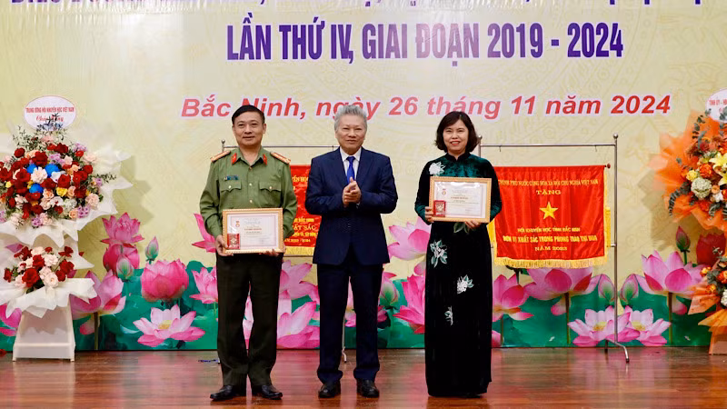 Các cá nhân vinh dự được tặng Kỷ niệm chương "Vì sự nghiệp khuyến học".
