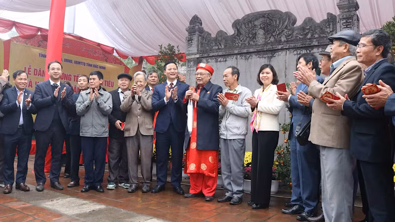 Các đồng chí lãnh đạo tỉnh trò chuyện với đại diện dòng họ khoa bảng tiêu biểu tỉnh Bắc Ninh.