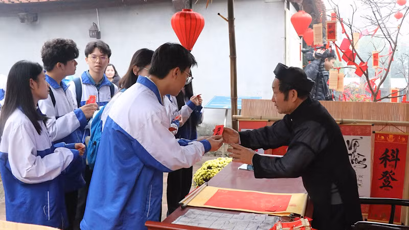 Các em học sinh xin chữ đầu năm.