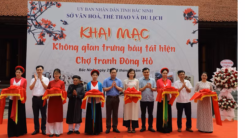 Các đại biểu cắt băng Khai mạc không gian trưng bày tái hiện chợ tranh Đông Hồ.