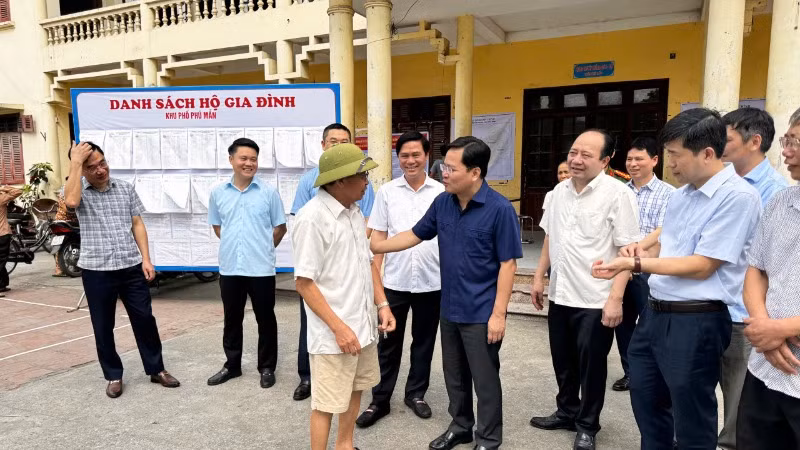 Đồng chí Nguyễn Anh Tuấn, Bí thư Tỉnh ủy Bắc Ninh kiểm tra công tác lấy ý kiến cử tri tại thị trấn Chờ, huyện Yên Phong.