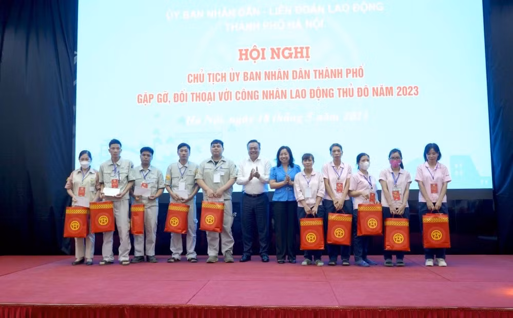 Lãnh đạo thành phố Hà Nội gặp gỡ, đối thoại với công nhân, người lao động.