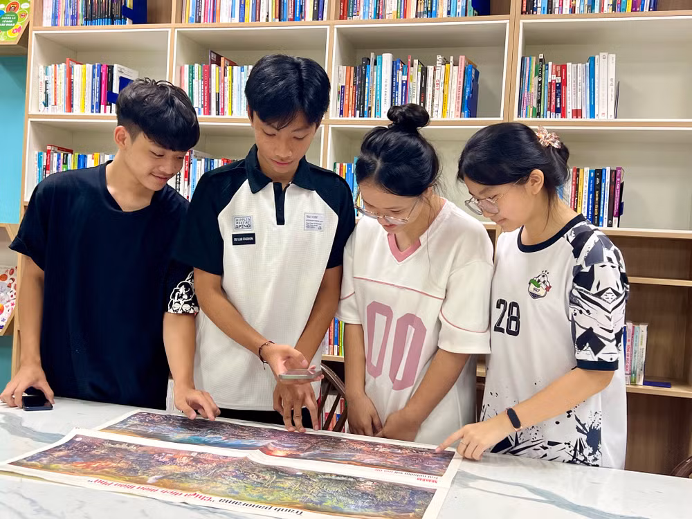 Những độc giả đầu tiên khám phá tranh in tại thư viện tỉnh Bắc Ninh. Những độc giả đầu tiên khám phá tranh in tại thư viện tỉnh Bắc Ninh.