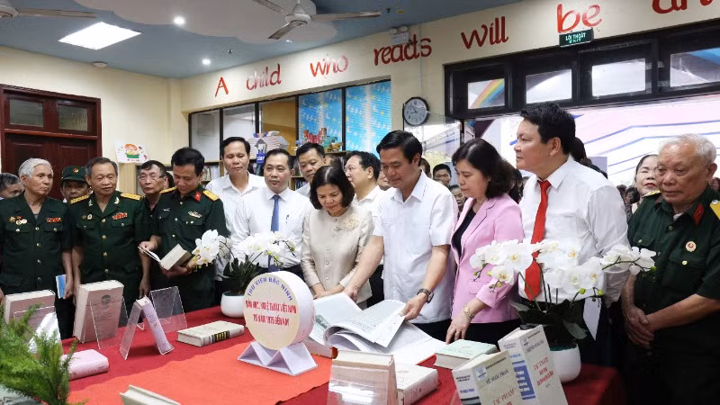 Các đại biểu tham quan không gian trưng bày.