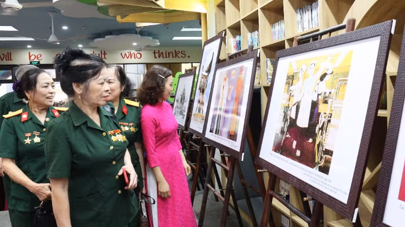 Các cựu chiến binh hào hứng tham quan khu trưng bày.