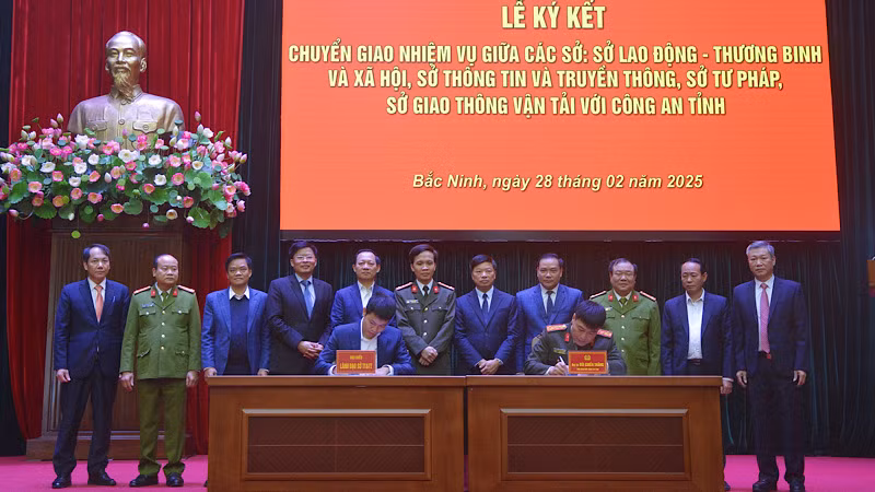 Ký kết chuyển giao nhiệm vụ giữa các sở, ngành với Công an tỉnh. 