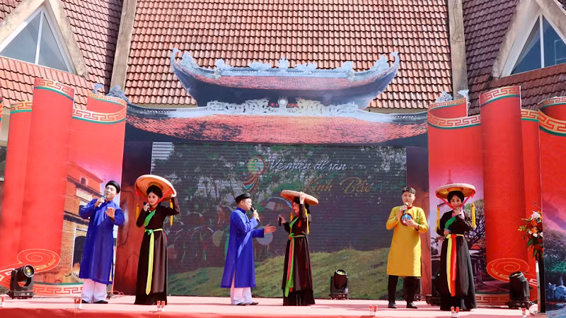 Các tiết mục biểu diễn dân ca quan họ luôn thu hút đông đảo người xem.