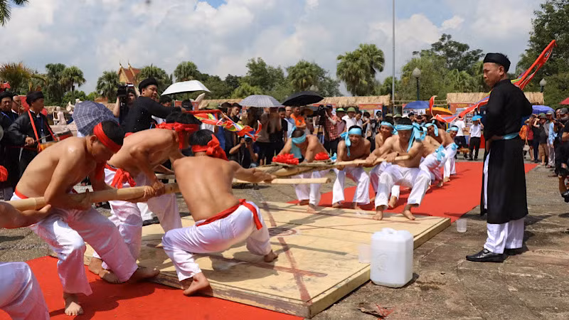 Các nghệ nhân tái hiện nghi thức và trò chơi kéo co làng Hữu Chấp - Di sản văn hóa phi vật thể đại diện của nhân loại.