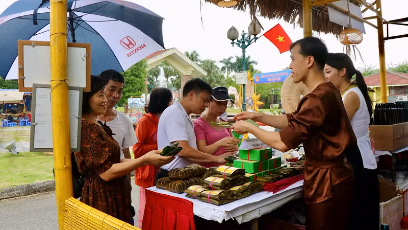 Các gian hàng giới thiệu sản phẩm OCOP của địa phương.