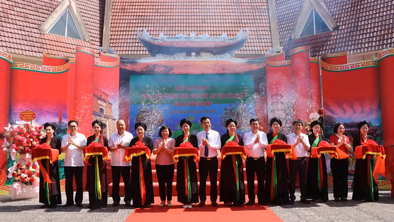 Các đại biểu cắt băng khai mạc "Không gian văn hóa, du lịch Bắc Ninh trong lòng Hà Nội".