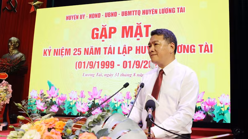 Bí thư Huyện ủy Lương Tài Đỗ Đình Hữu phát biểu tại buổi gặp mặt.