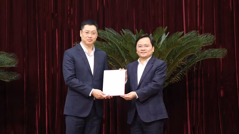 Bí thư Tỉnh ủy Bắc Ninh đã chúc mừng, trao Quyết định của Ban Bí thư tới đồng chí Trần Huy Phương.